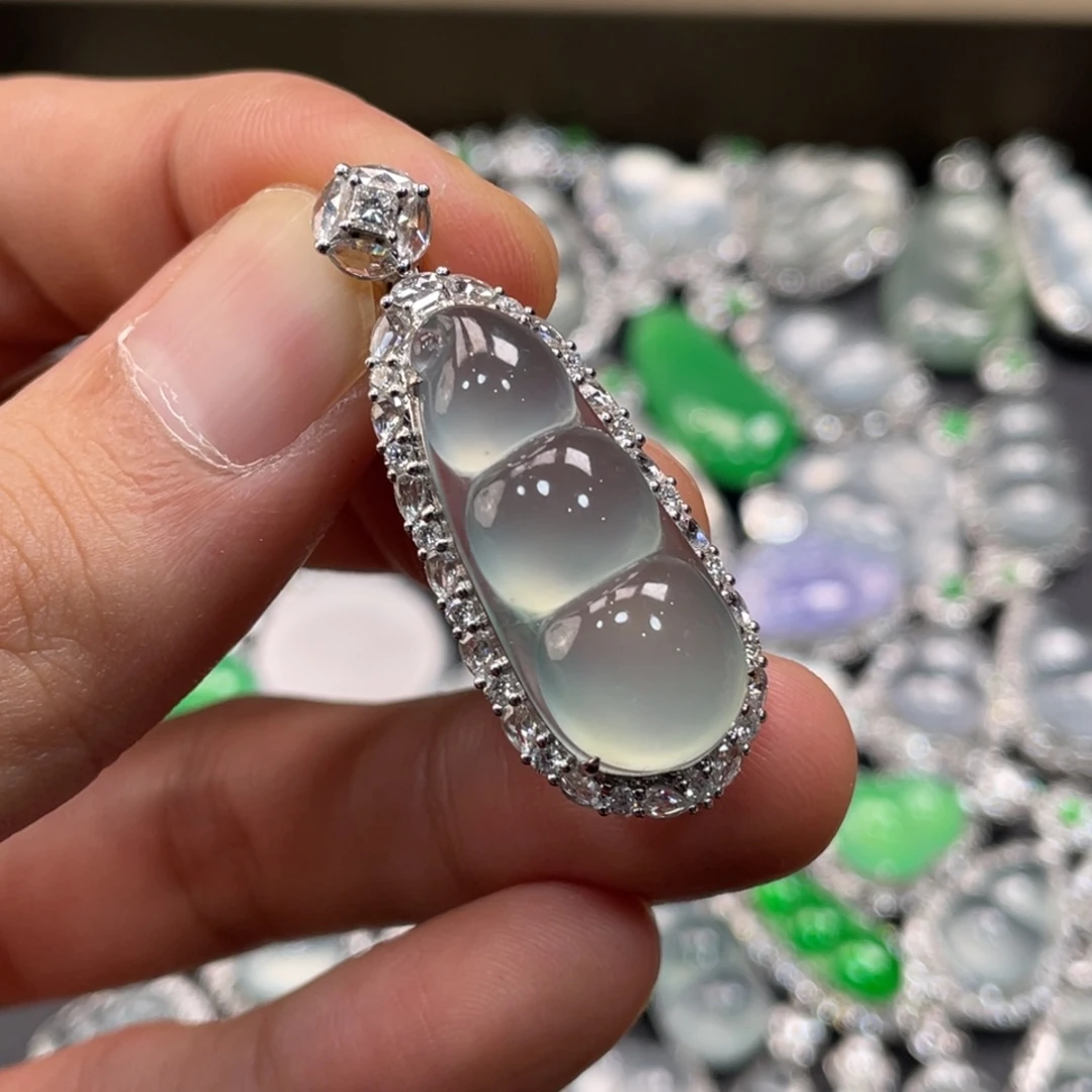 翡翠18K金镶嵌颈饰豆子