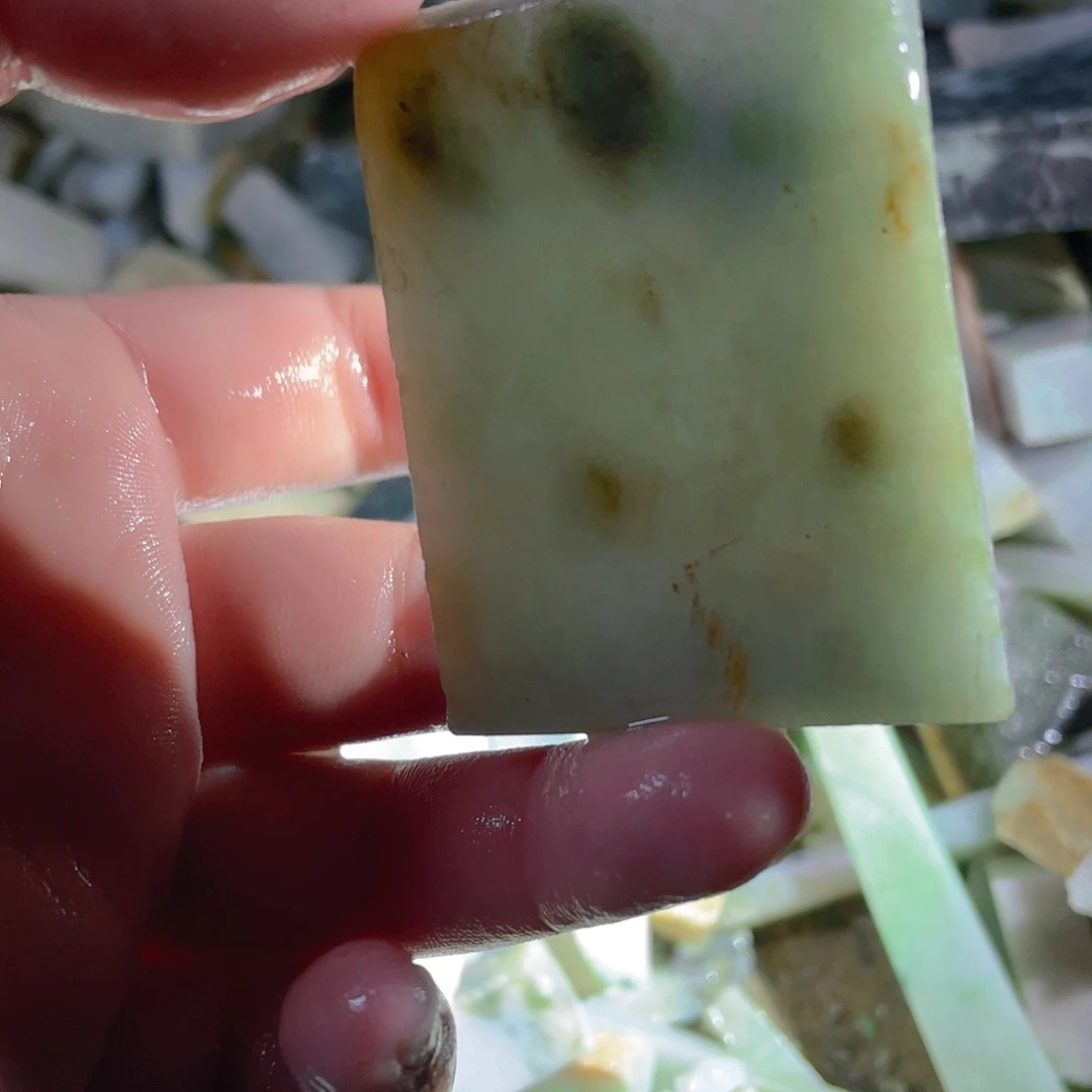 颈饰未镶嵌翡翠。