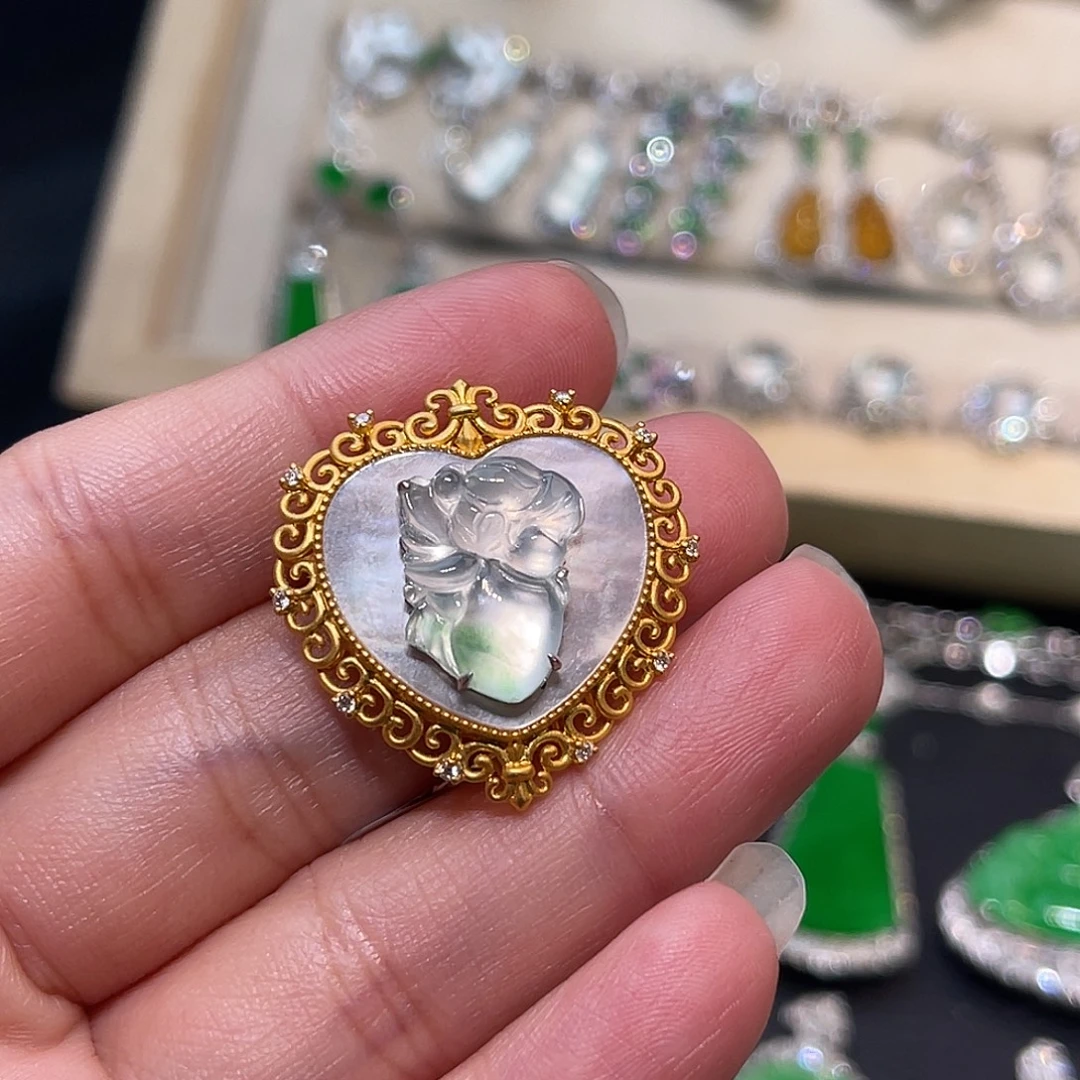 翡翠18K金镶嵌颈饰天使