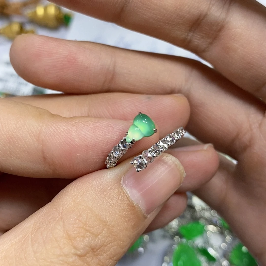 【闪购商品】颈饰18K金镶嵌翡翠牛*戒指