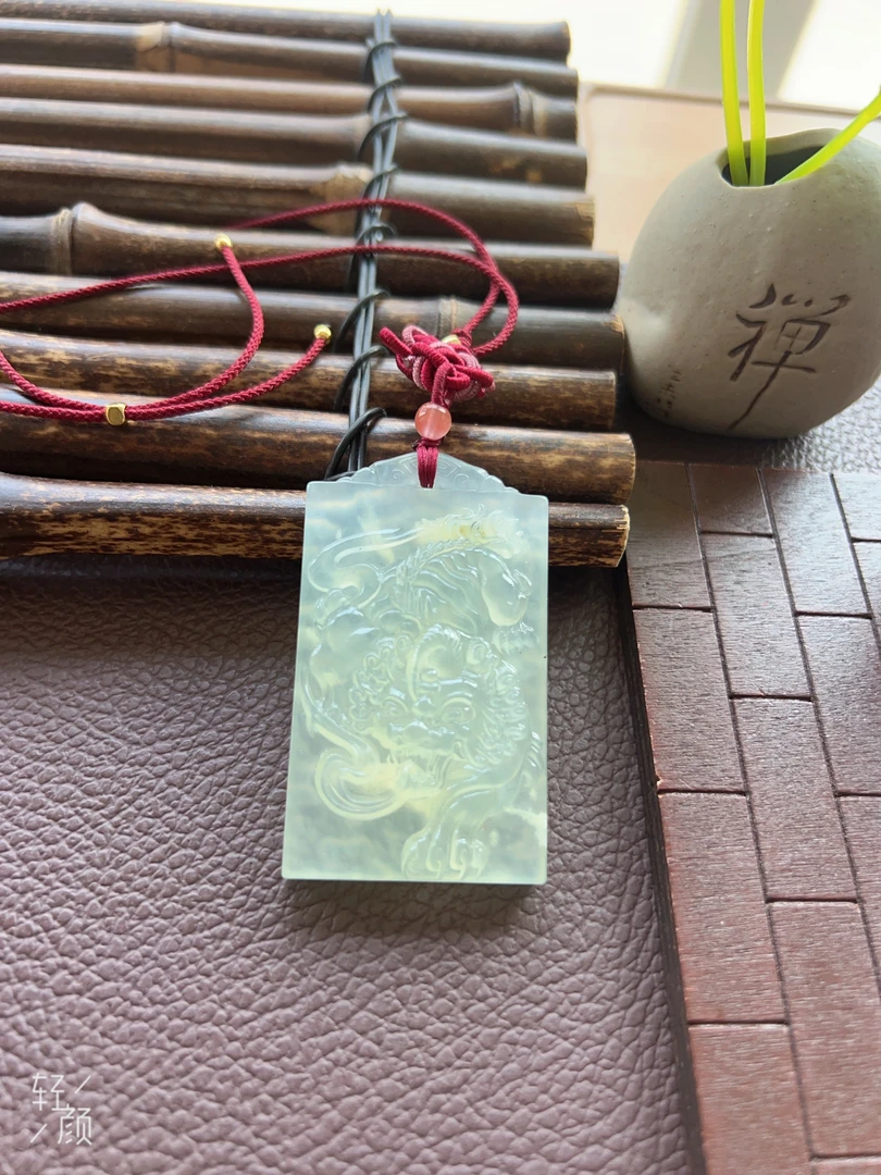 岫玉冰透貔貅牌吊坠