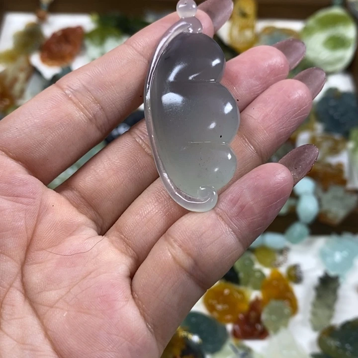 未镶嵌蛇纹石玉吊坠