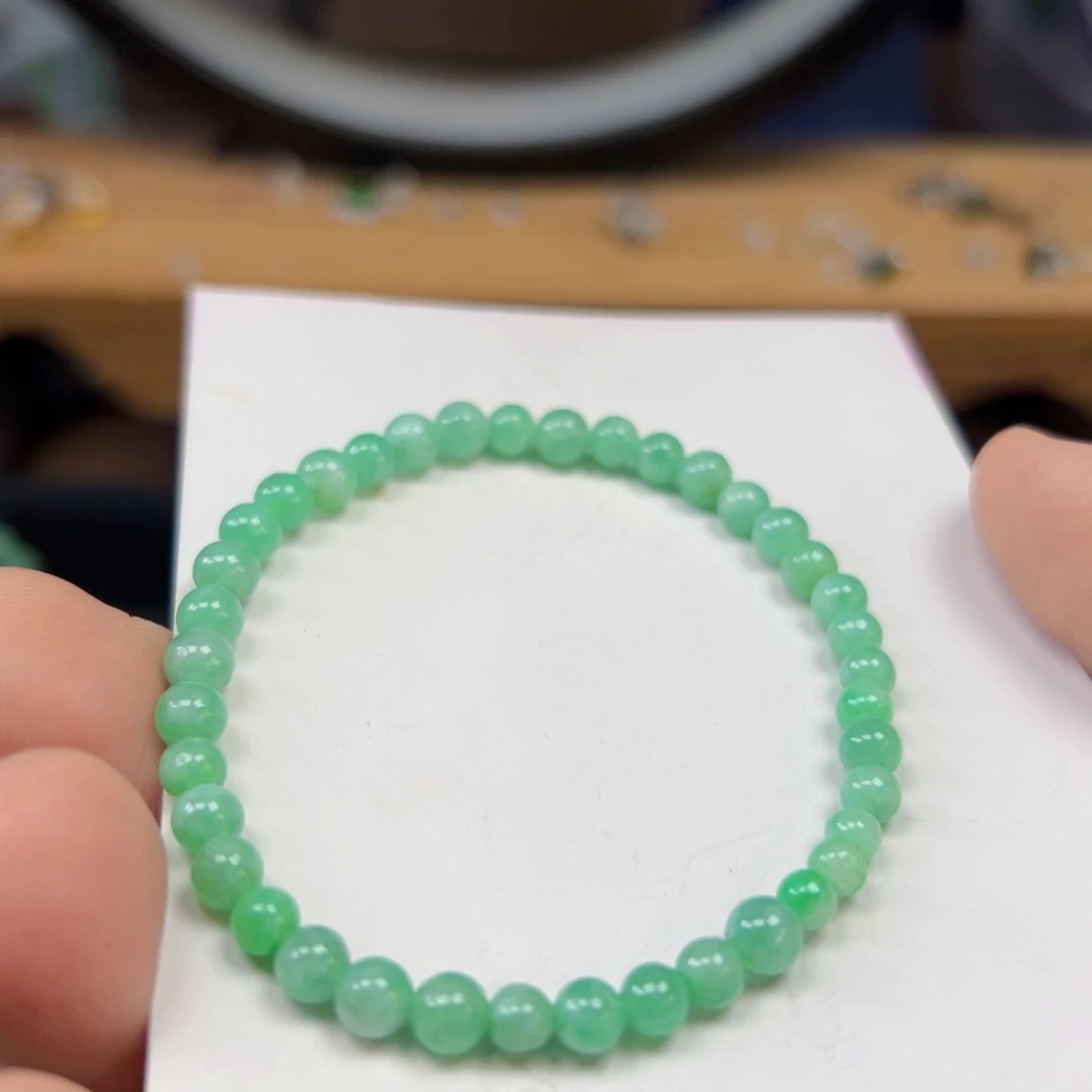 翡翠未镶嵌颈饰一件