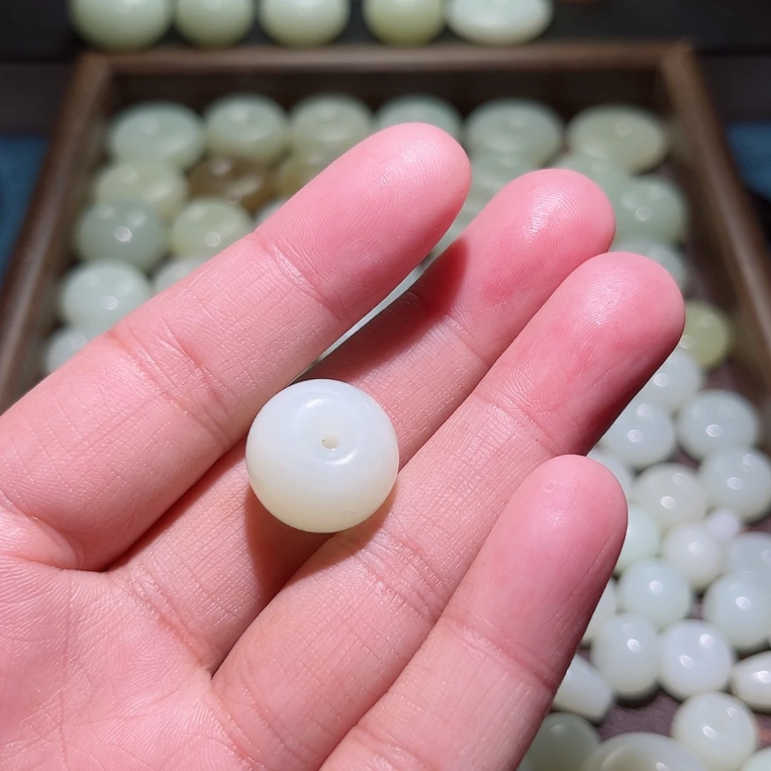 李***辰和田玉未镶嵌颈饰