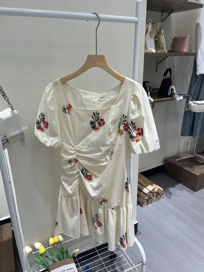 杏色印花森女系连衣裙