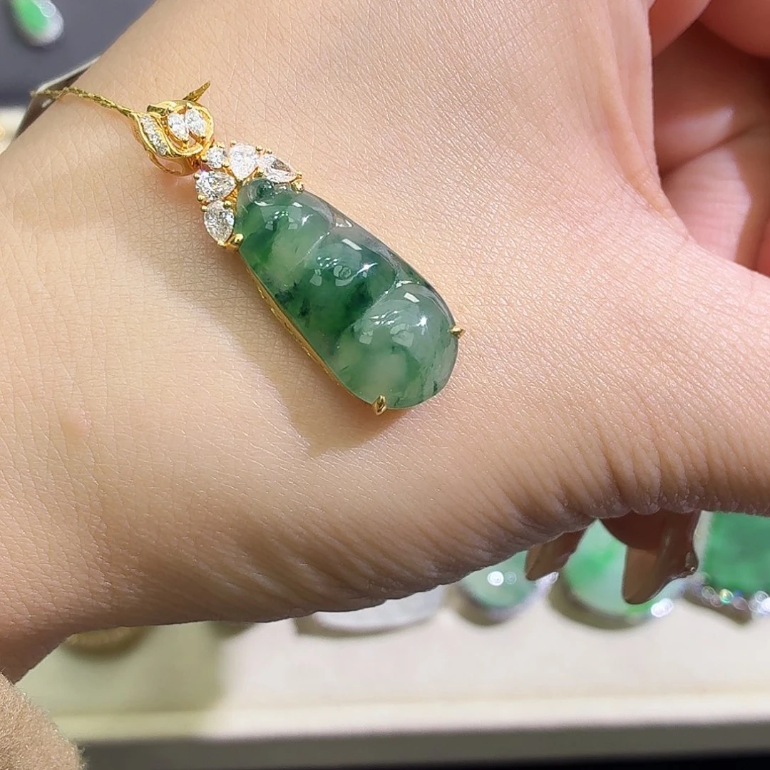 翡翠18K金镶嵌颈饰