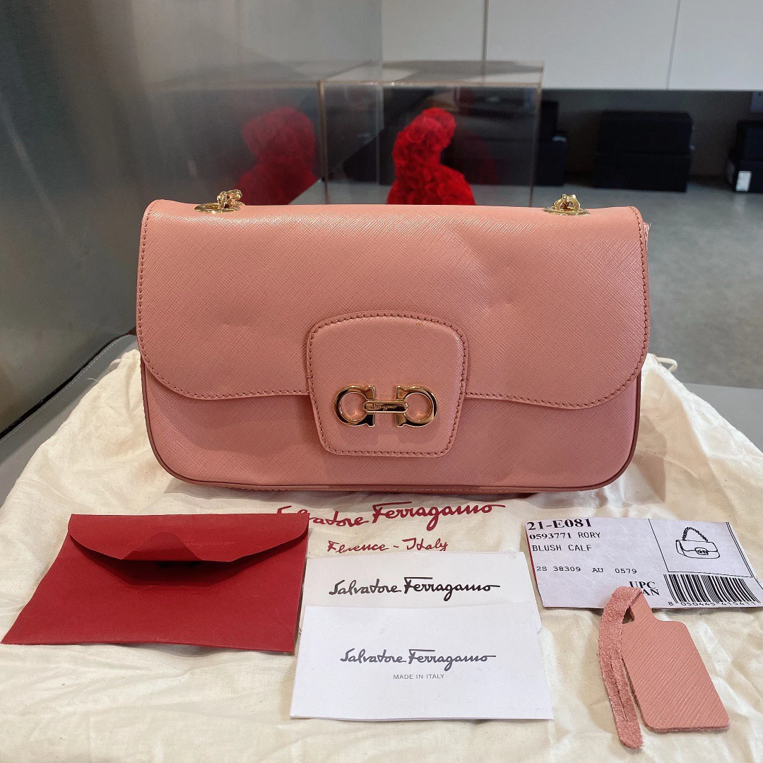 95新 FERRAGAMO/菲拉格慕 女士便携日常简约休闲斜挎包