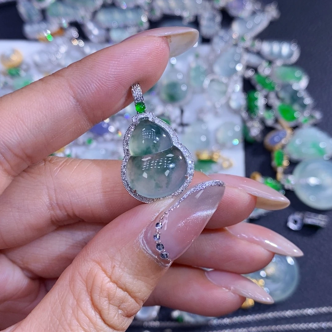 翡翠18K金镶嵌颈饰