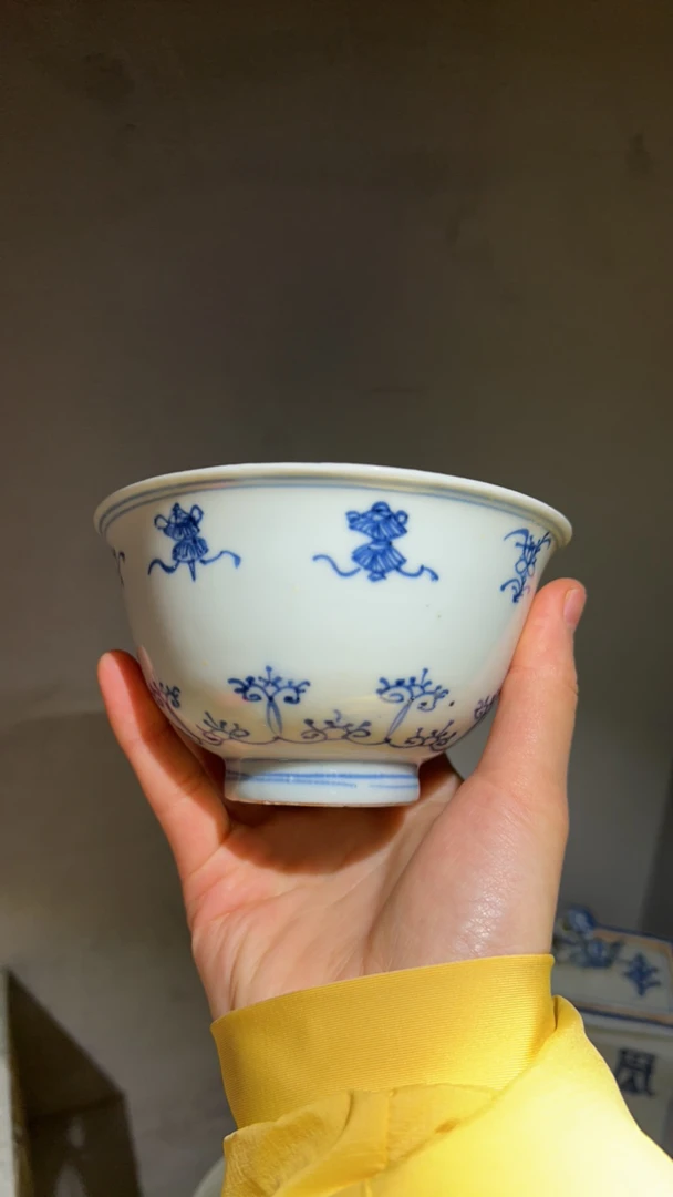 青花杂宝纹饰茶碗