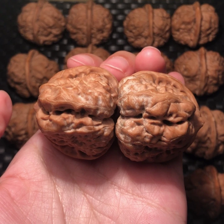 把件文玩核桃四开八腿红皮40