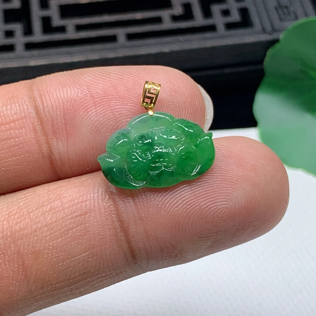 天然翡翠A货18K金扣精美飘绿莲花小吊坠尺寸11.6*17.4*2.9mm