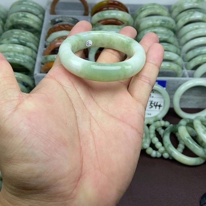 蛇纹石玉手镯未镶嵌R****又