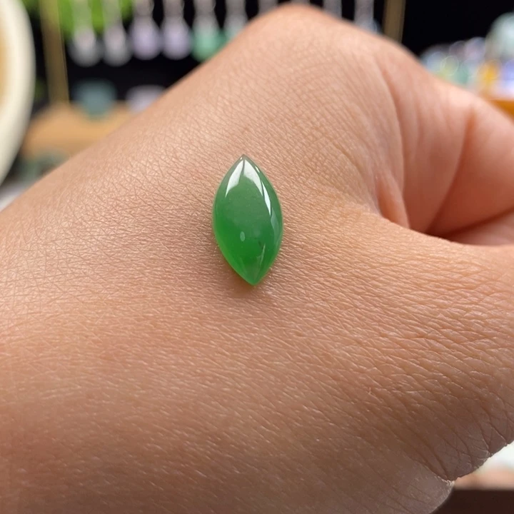 翡翠颈饰未镶嵌翡翠冰阳绿色随形