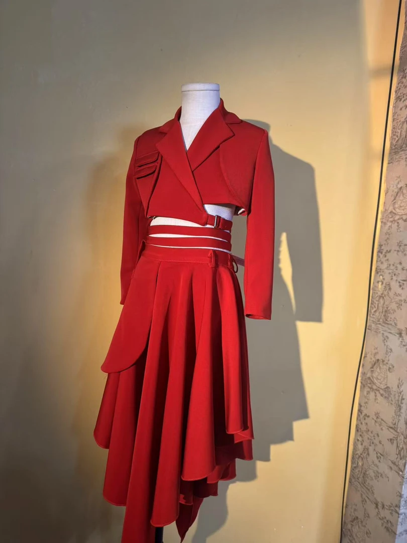 大红白潮服多巴胺潮服模特走秀潮服时尚