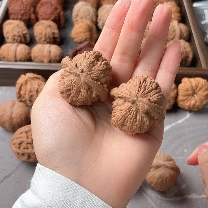 吊坠桃核42尺白狮子