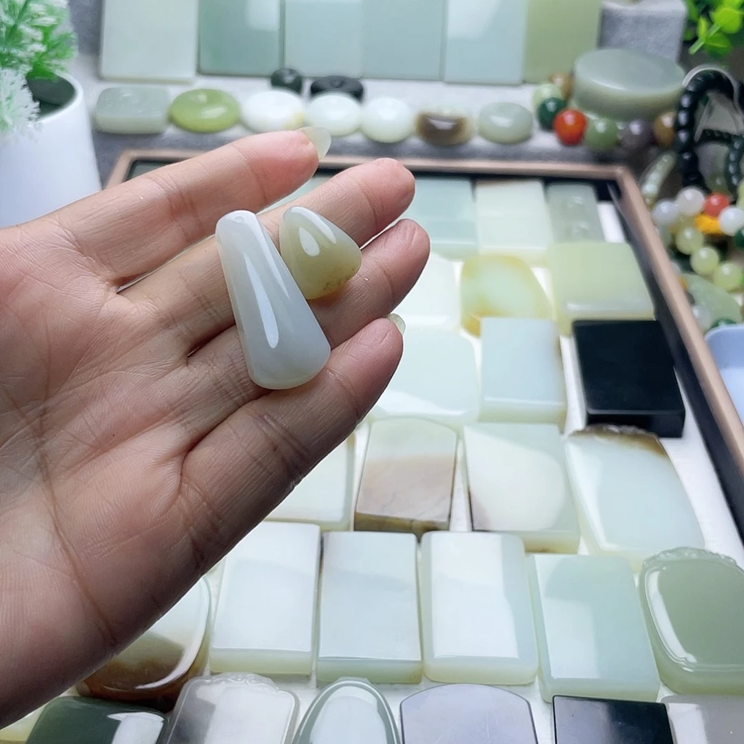 颈饰未镶嵌和田玉（糖玉）星**语