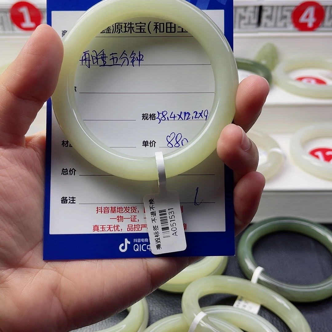 和田玉手镯未镶嵌再****?