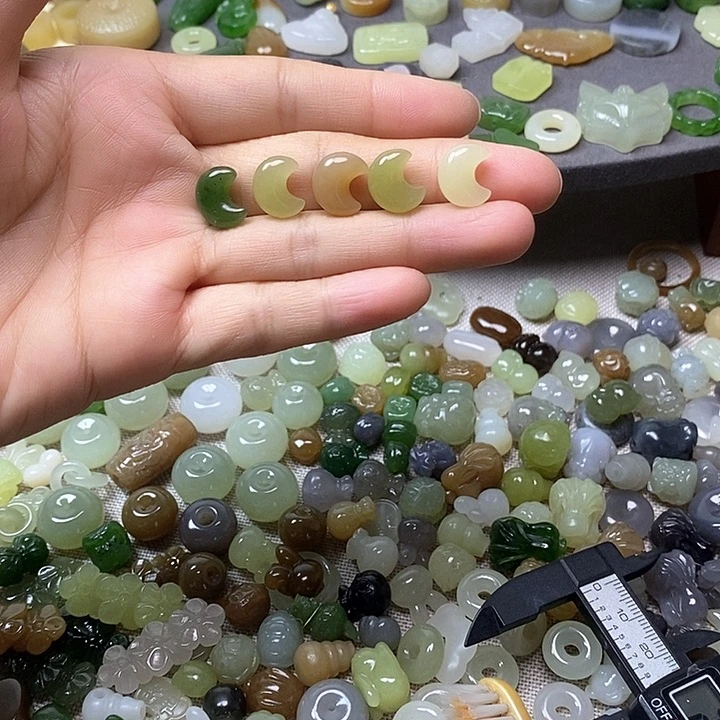 未镶嵌和田玉挂件月亮98一个多样性发其一