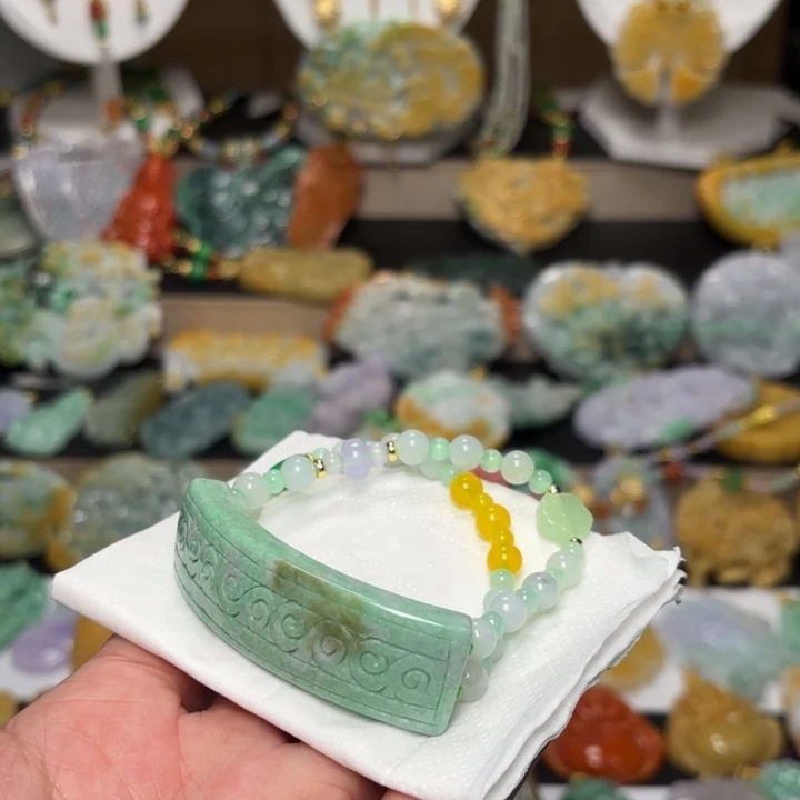 翡翠颈饰未镶嵌吊坠
