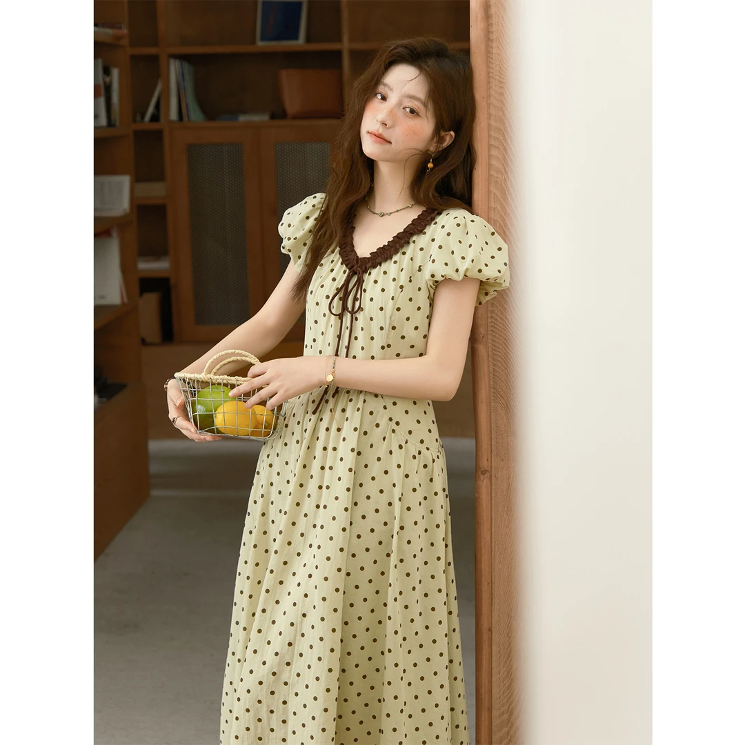 谜秀波点连衣裙女2025夏季V领荷叶边收腰花苞袖口袋裙大码碎花