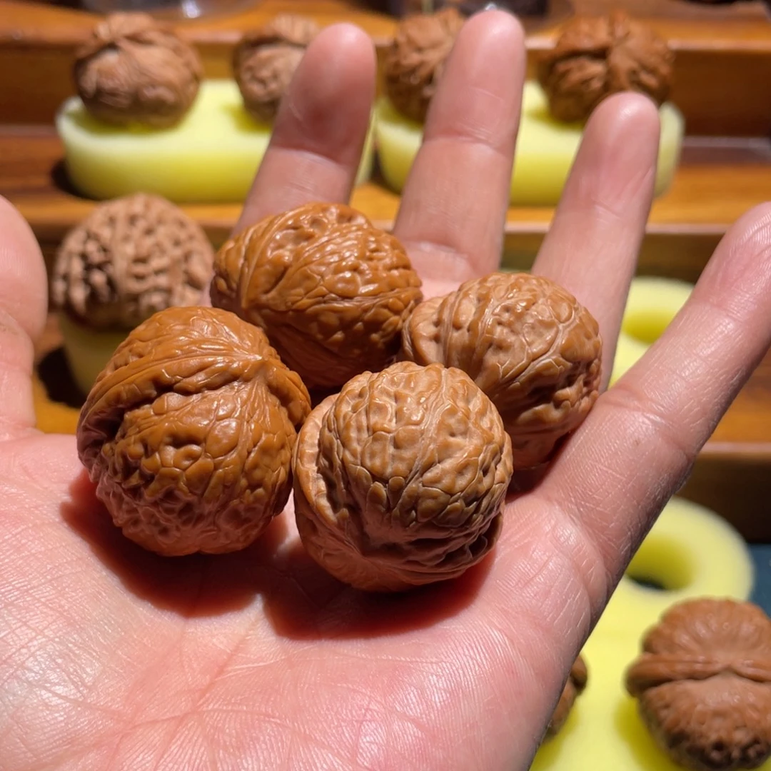 L***V吊坠文玩核桃35，37两对舍利子