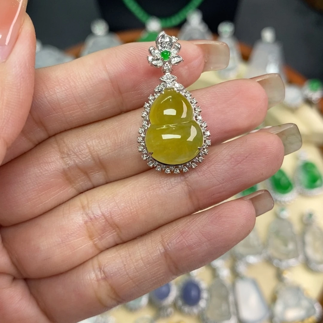 颈饰18K金镶嵌翡翠A货翡翠