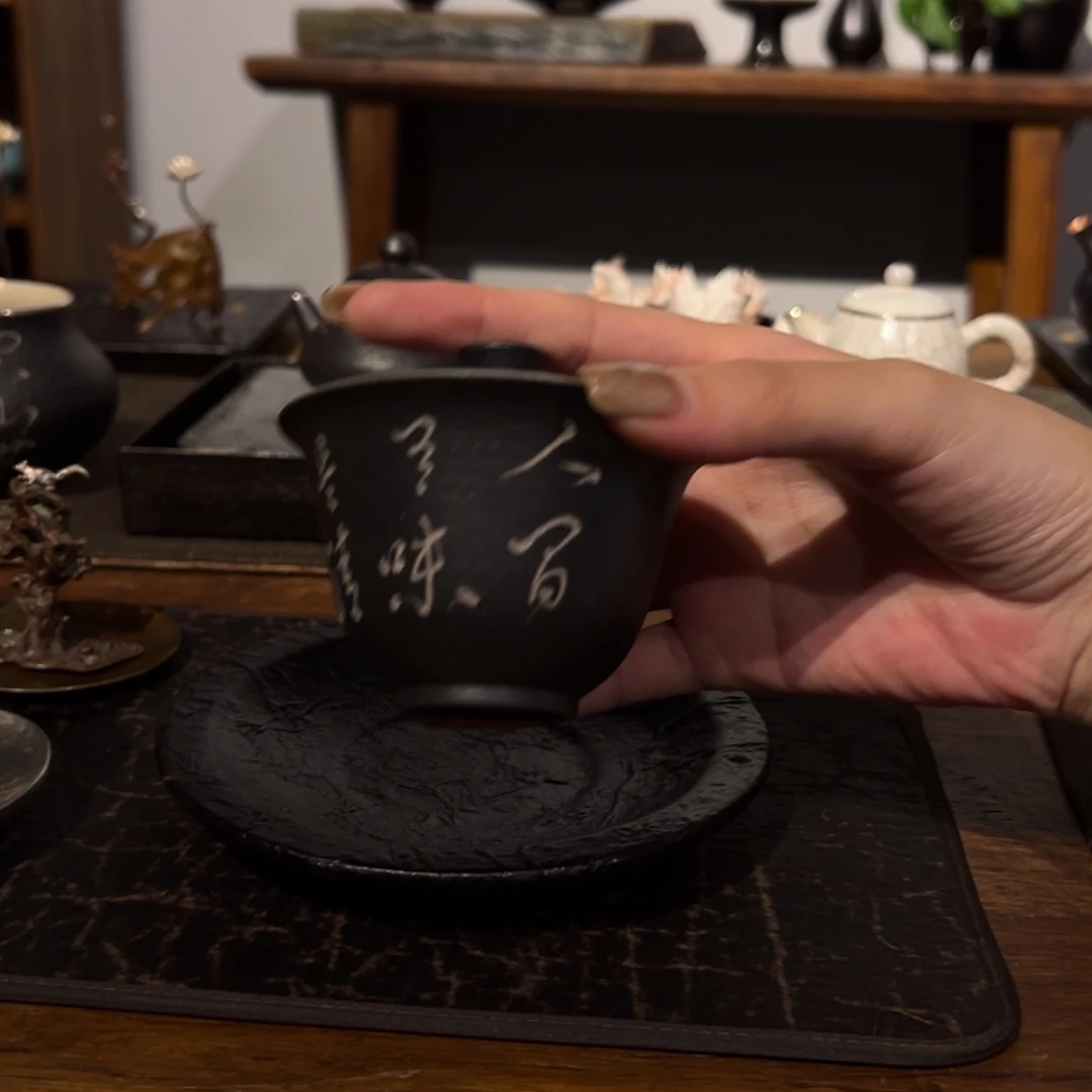 瓷片陶瓷。       陶瓷。