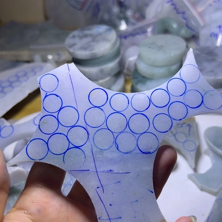 翡翠未镶嵌颈饰茶*