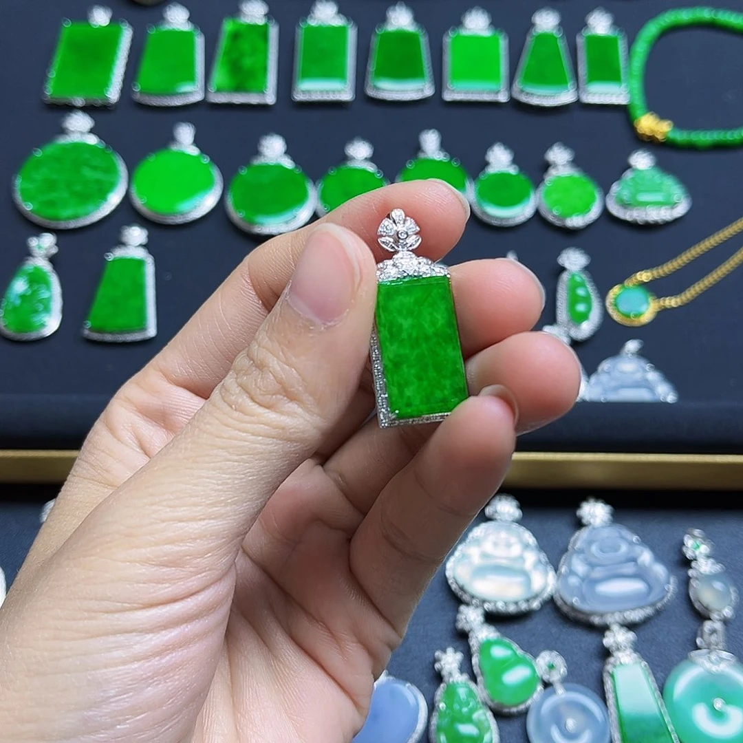 翡翠18K金镶嵌颈饰