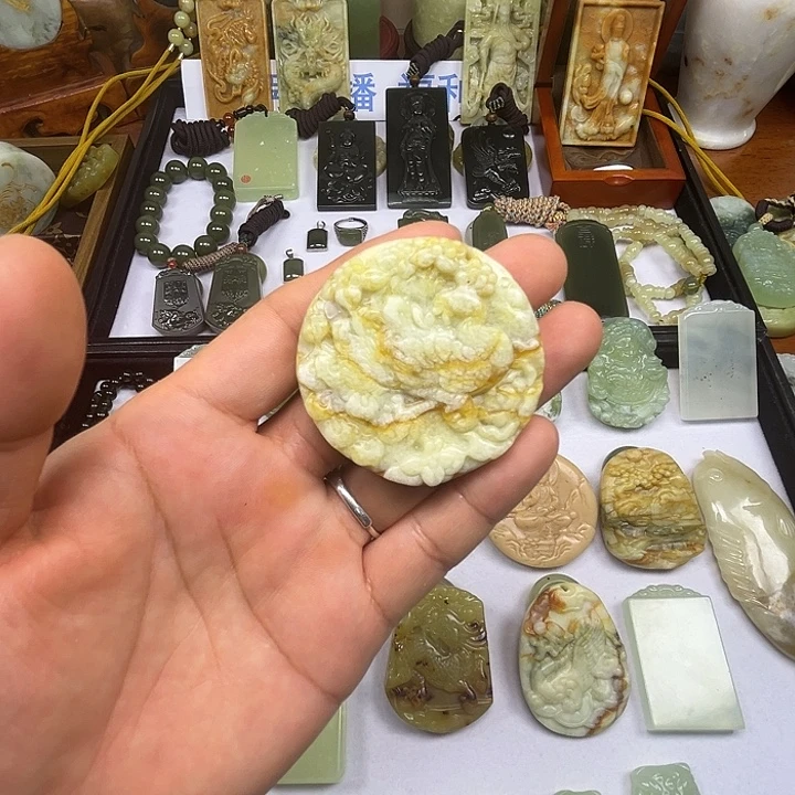 岫玉未镶嵌吊坠(赠链)