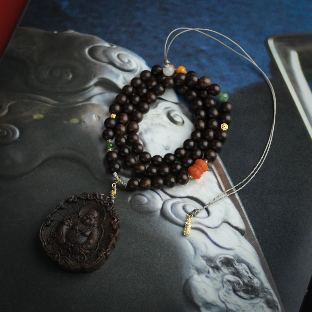 沉香脖挂-富森红土设计款长链脖挂+沉香木雕弥勒牌