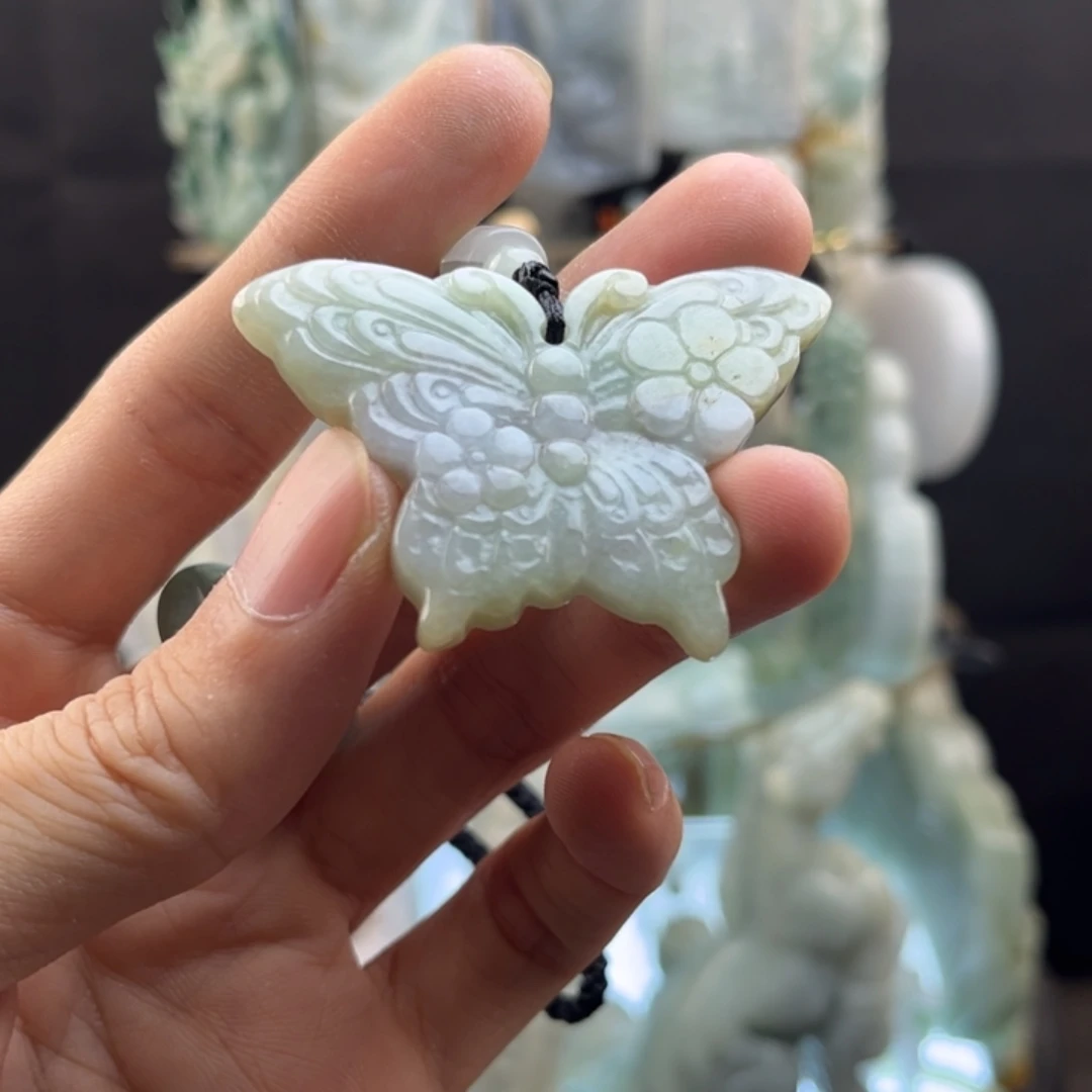 翡翠未镶嵌颈饰蝴蝶