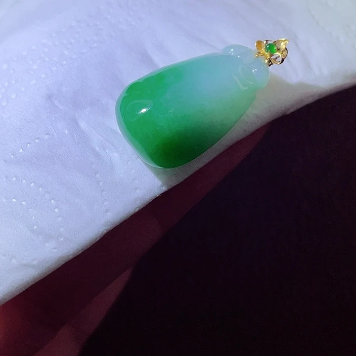 翡翠18K金镶嵌颈饰翡翠