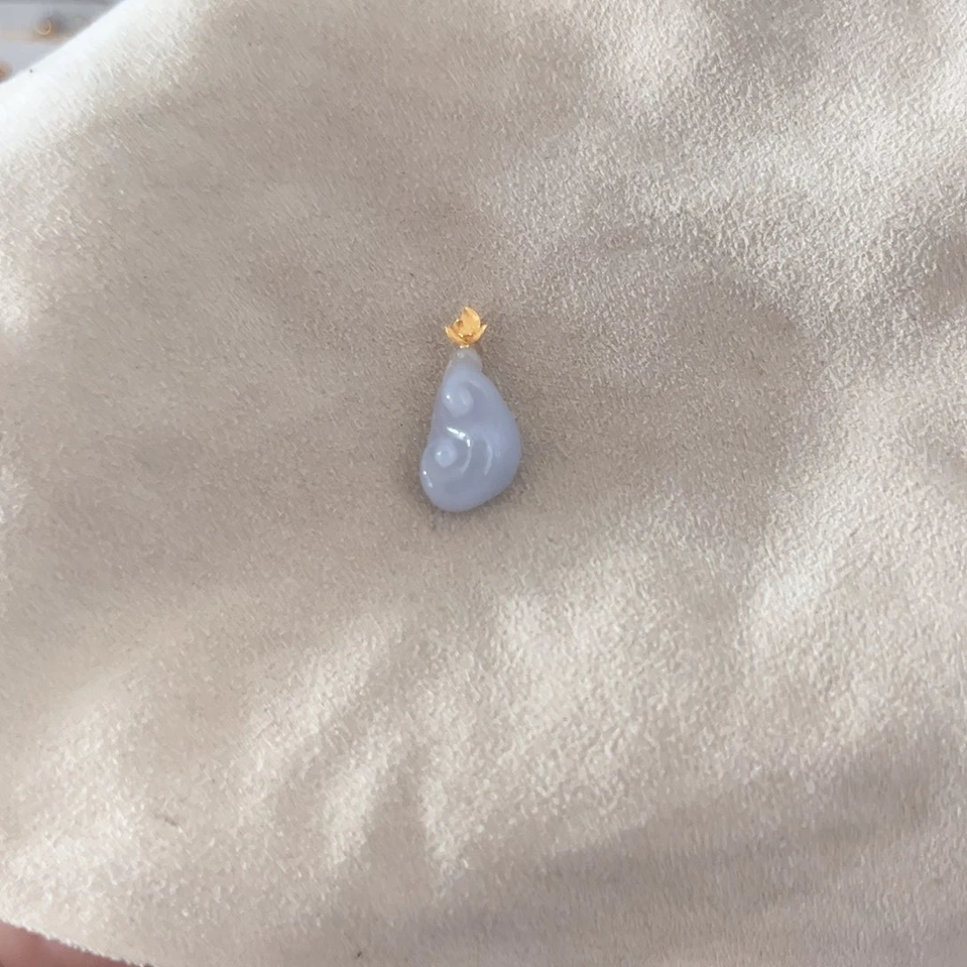 海***牛翡翠未镶嵌颈饰如意
