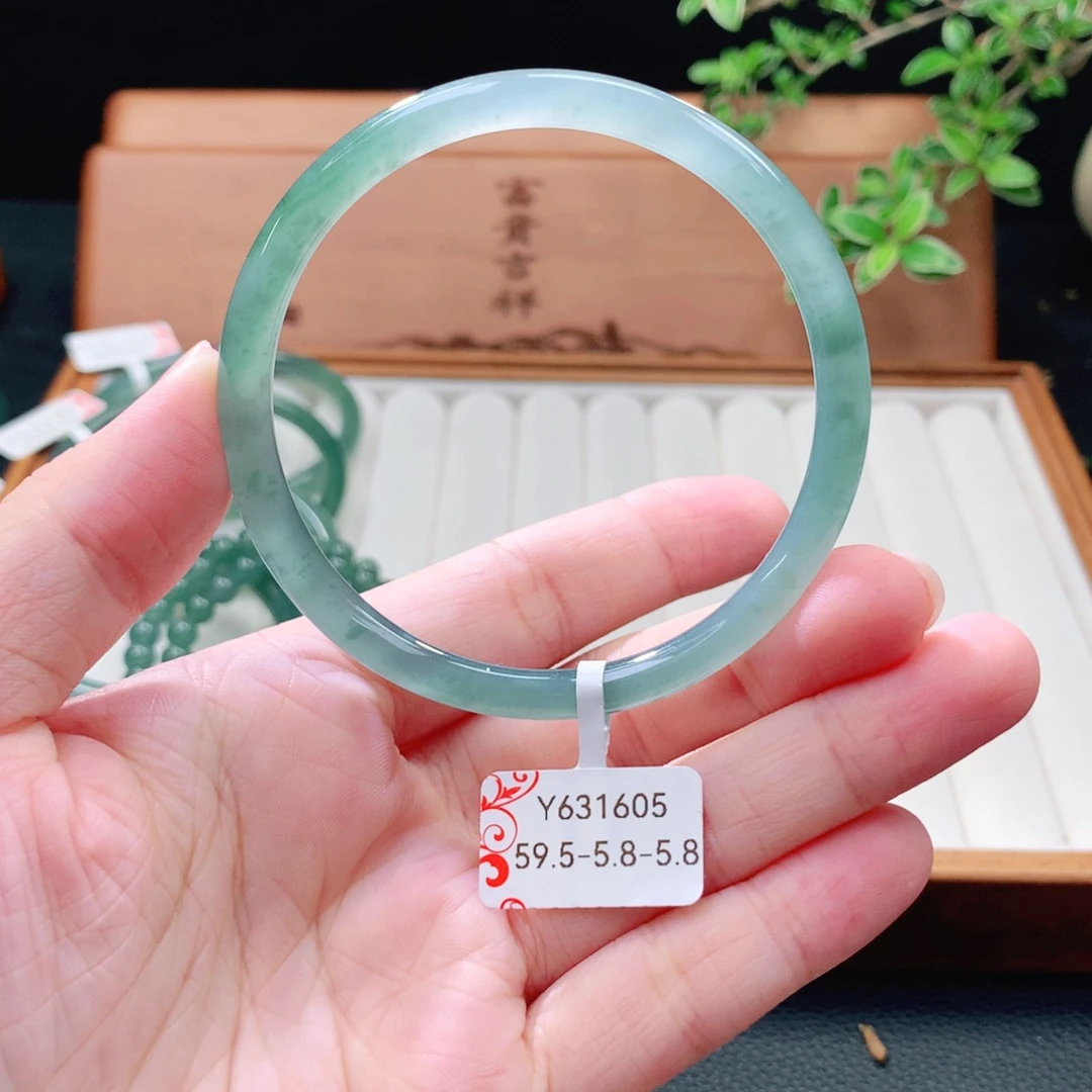 未镶嵌手镯（圆镯）翡翠