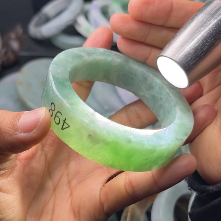 定制翡翠未镶嵌翡翠手镯