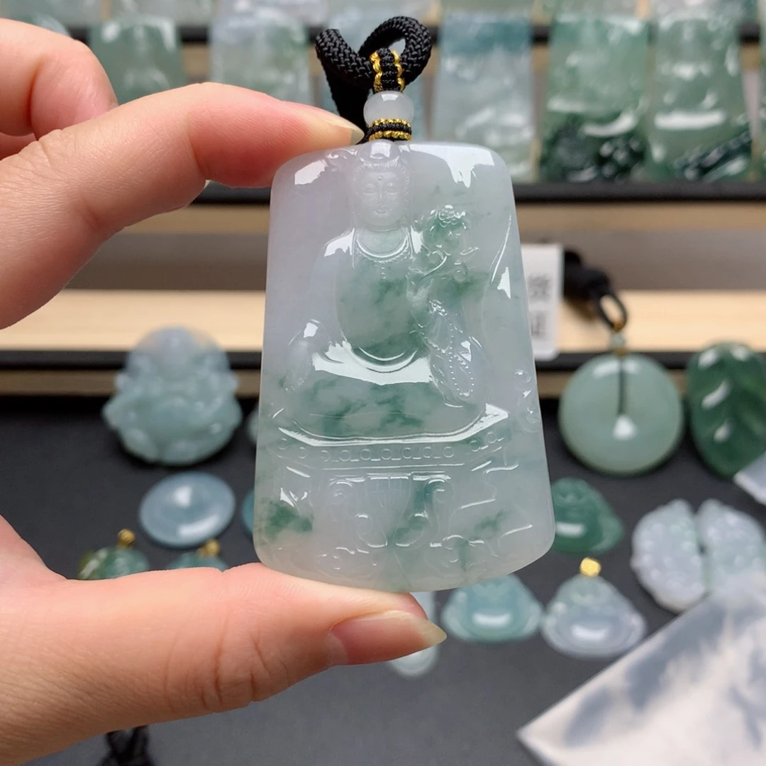 翡翠未镶嵌颈饰如*?素衣