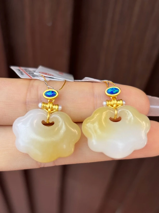 3858和田玉俄料18k金镶规格约：24.7*18.3*9.2如意锁 多样性发其一