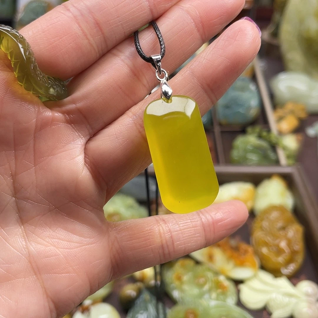 蛇纹石玉颈饰未镶嵌黄金玉吊坠