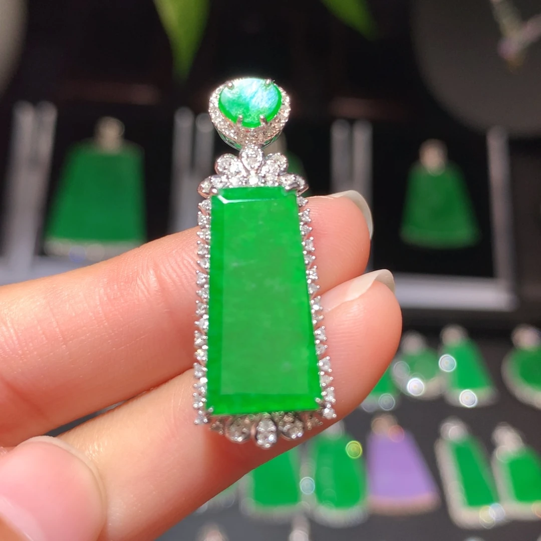 翡翠颈饰18K金镶嵌翡翠