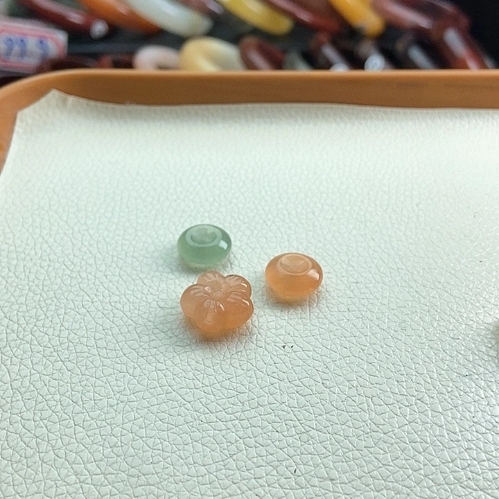 石英质玉颈饰未镶嵌木*?