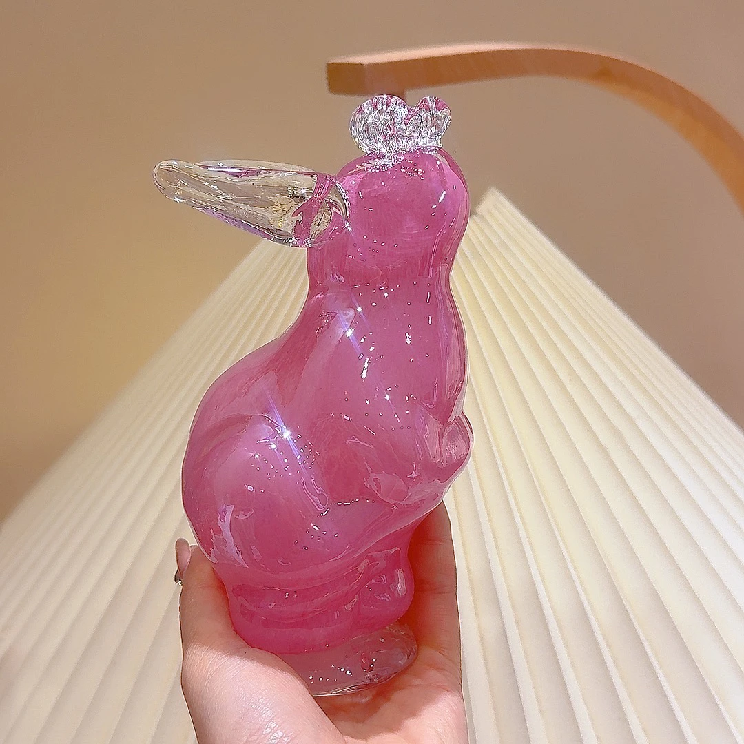 粉红色蝴蝶琉璃生肖兔一只