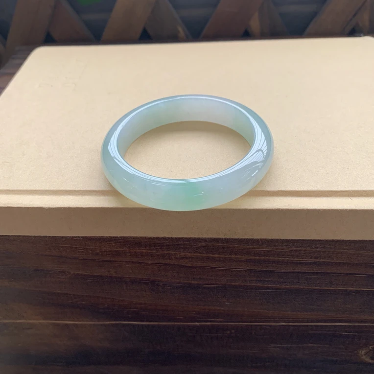 冰透细腻冰绿手镯，特价21800圈口54.8-12.2-8.3，天然翡翠缅A小纹