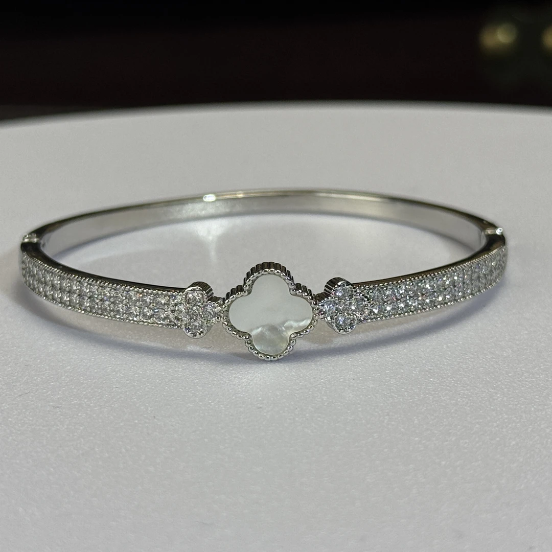 铜合金仿珍珠手镯 高级感银色中性风四叶草手镯镶嵌贝母与锆石