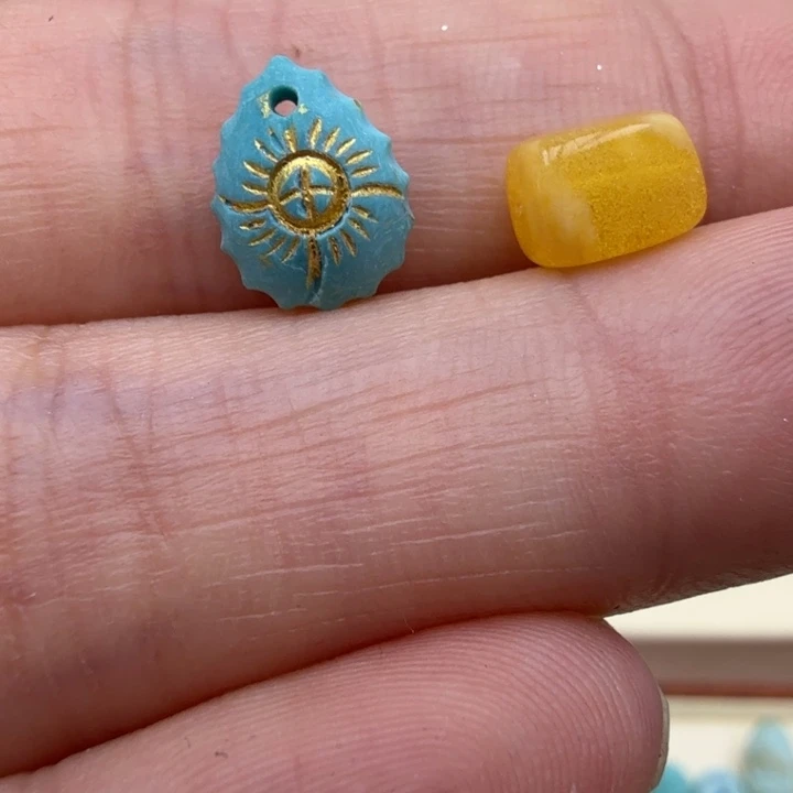 琥珀裸石未镶嵌雕刻