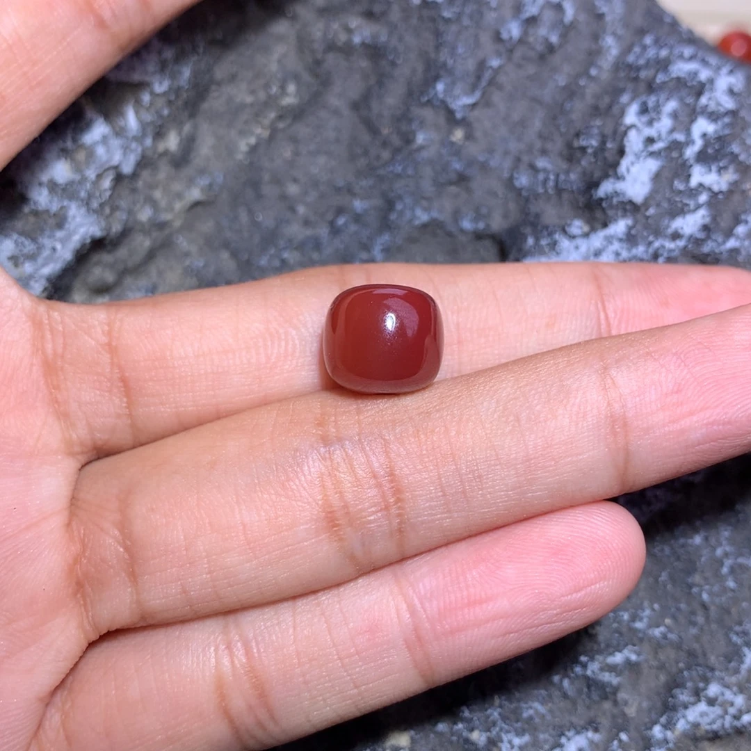 哑***了南红玛瑙未镶嵌牛血红老型10.9×9.8微微俏色