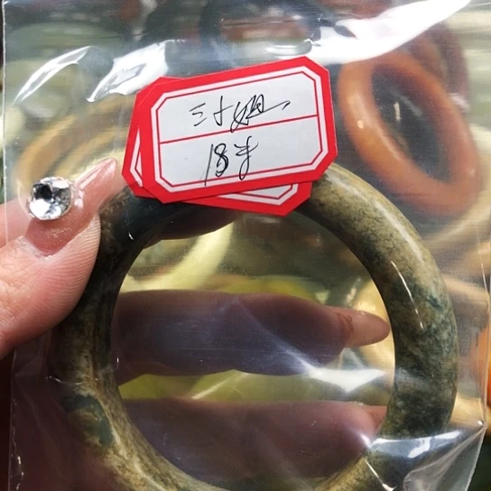 蛇纹石玉手镯未镶嵌三*姐