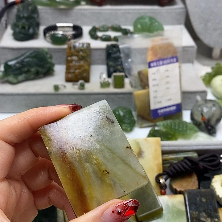 蛇纹石玉挂件未镶嵌古*门