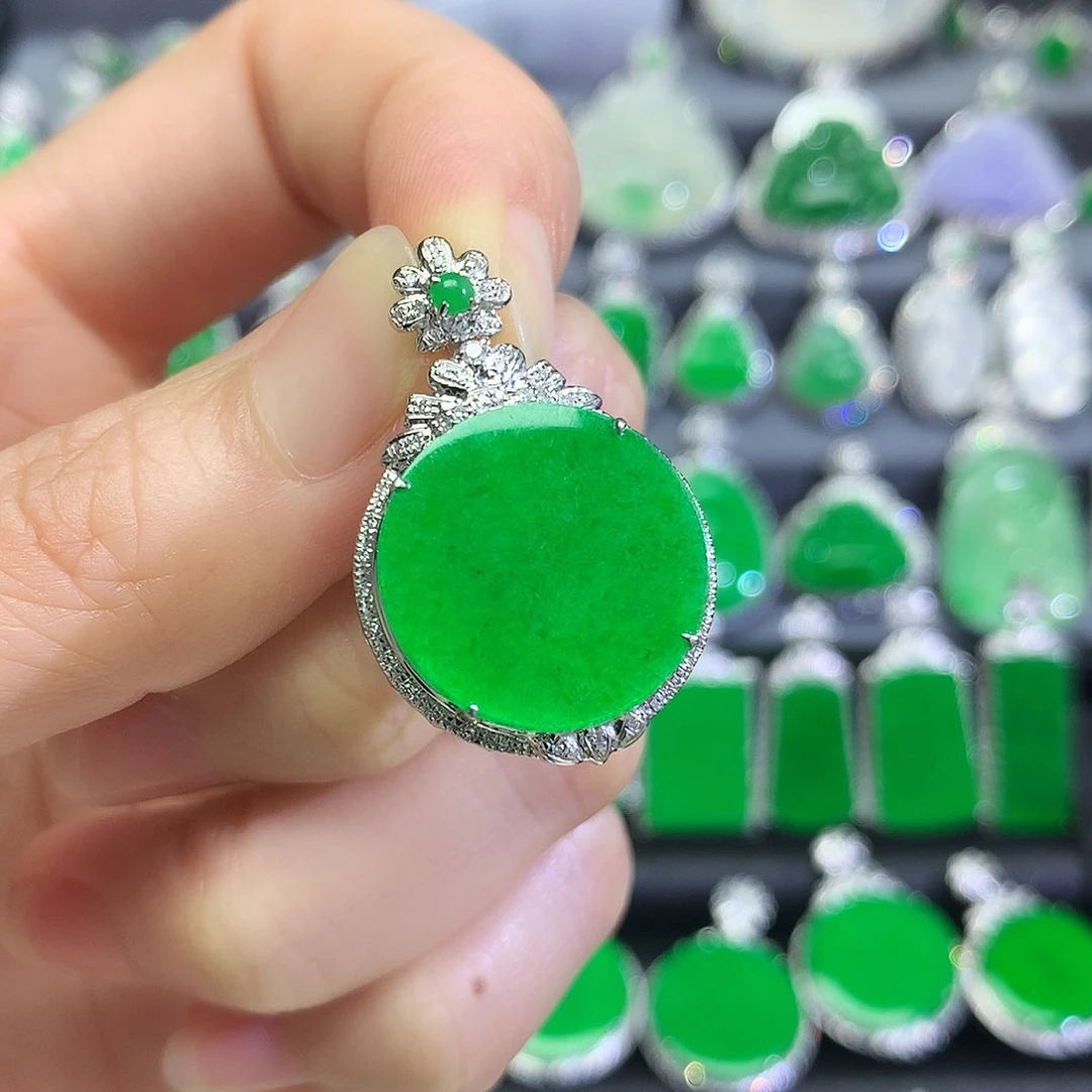 翡翠18K金镶嵌颈饰吊坠