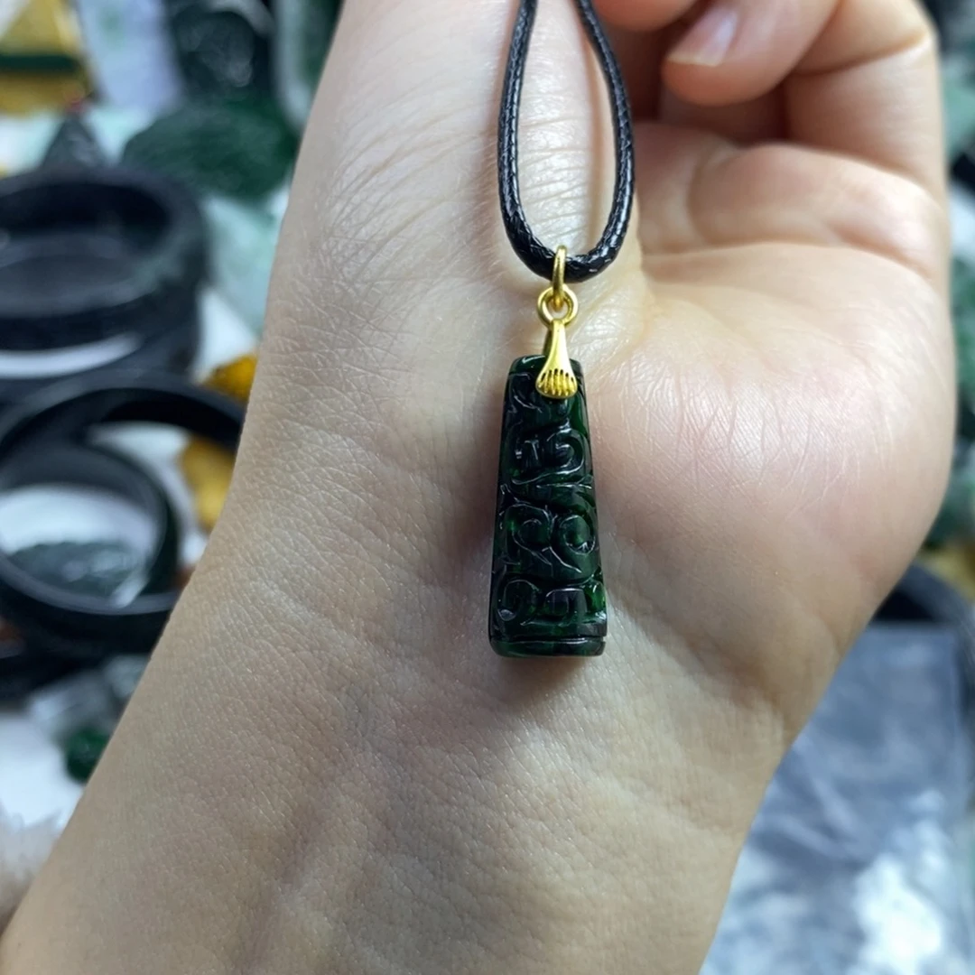 翡翠颈饰未镶嵌月***牙吊坠